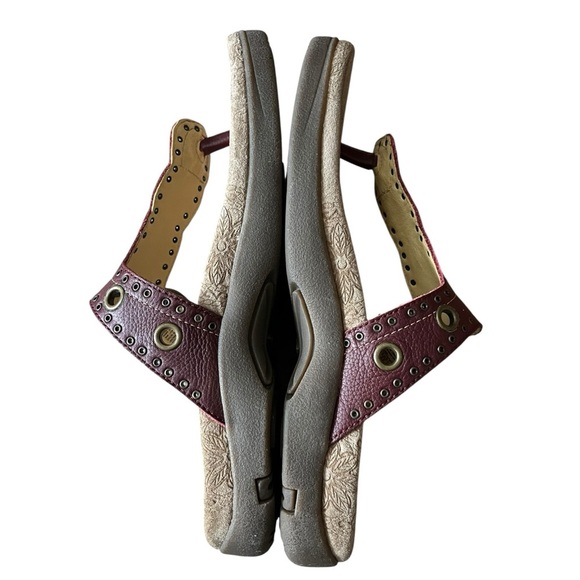 Taos Footwear Serena Size 8 Red Leather Thong Grommet Buckle Boho Comfort Sandal - Picture 9 of 11